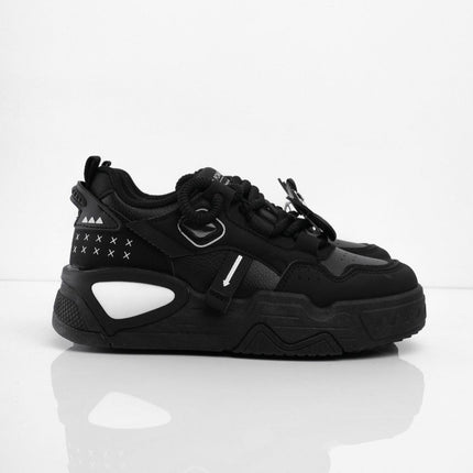 Tenis negros con accesorios y puntera mate
