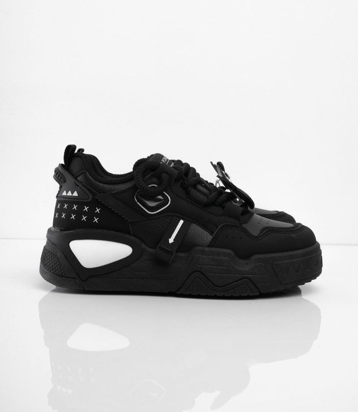 Tenis negros con accesorios y puntera mate