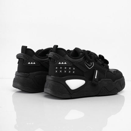 Tenis negros con accesorios y puntera mate