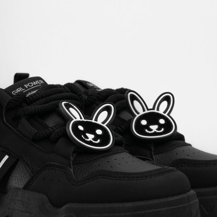Tenis negros con accesorios y puntera mate