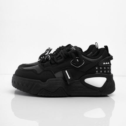 Tenis negros con accesorios y puntera mate