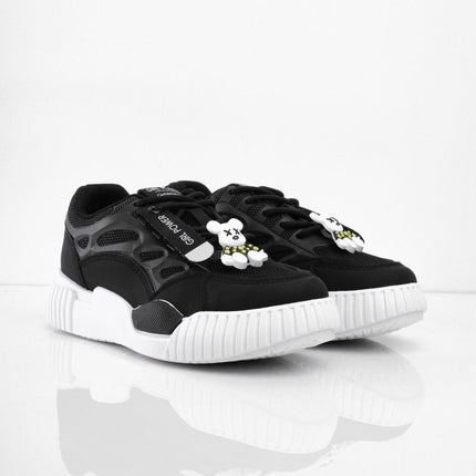 Tenis negros con apliques y suela blanca