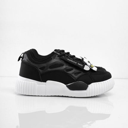 Tenis negros con apliques y suela blanca
