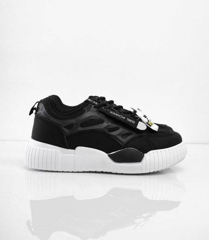 Tenis negros con apliques y suela blanca