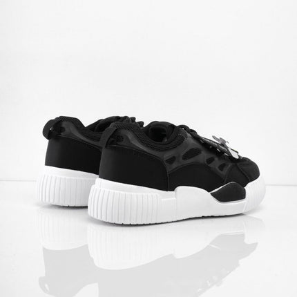 Tenis negros con apliques y suela blanca