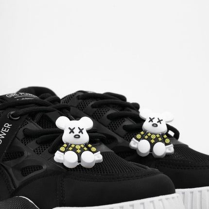 Tenis negros con apliques y suela blanca