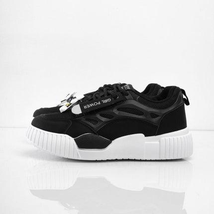 Tenis negros con apliques y suela blanca