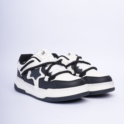 Tenis negros con blanco diseño estrella