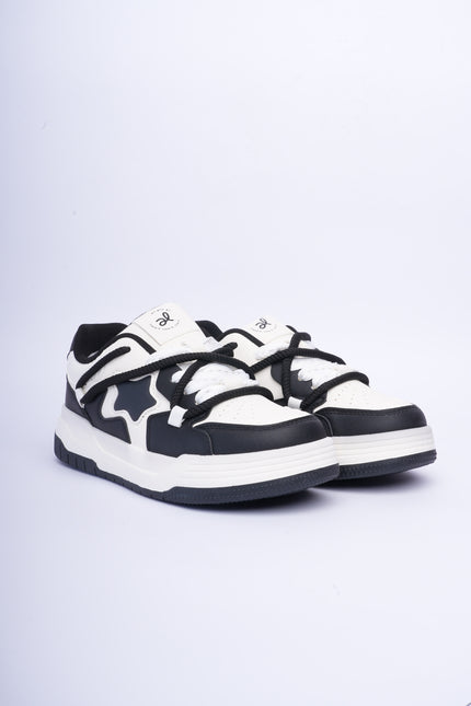 Tenis negros con blanco diseño estrella