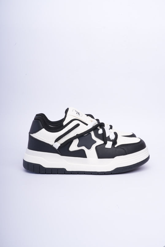 Tenis negros con blanco diseño estrella