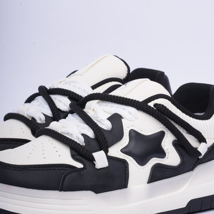 Tenis negros con blanco diseño estrella