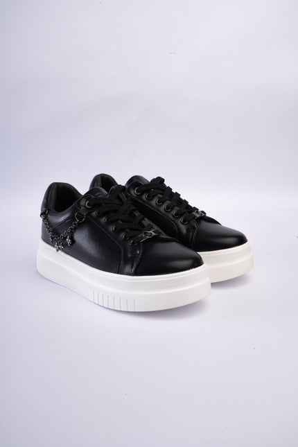 Tenis negros con cadena