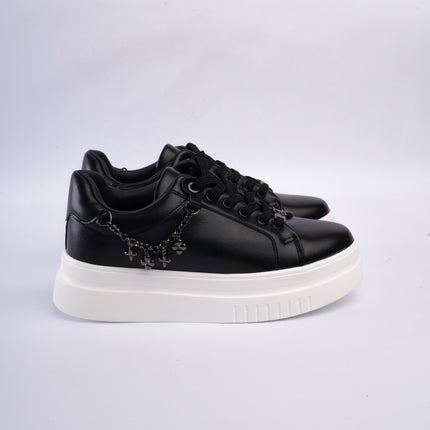 Tenis negros con cadena