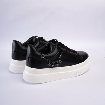Tenis negros con cadena