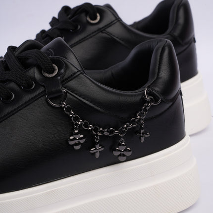 Tenis negros con cadena
