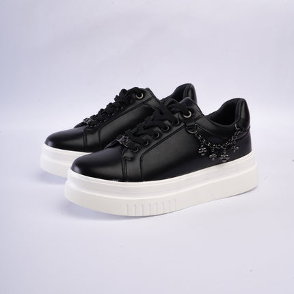 Tenis negros con cadena