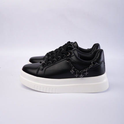 Tenis negros con cadena