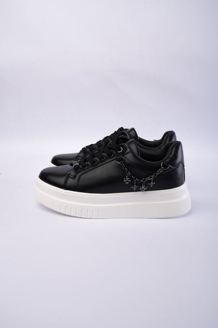 Tenis negros con cadena