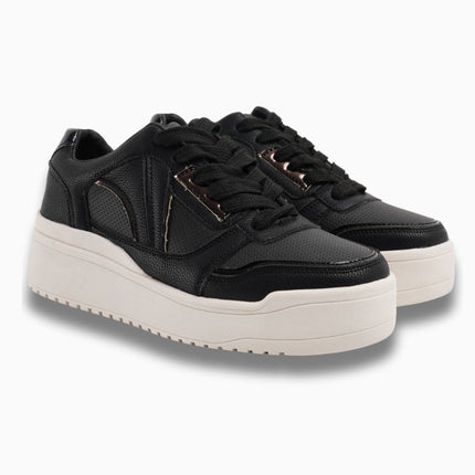 Tenis negros con detalles metálicos