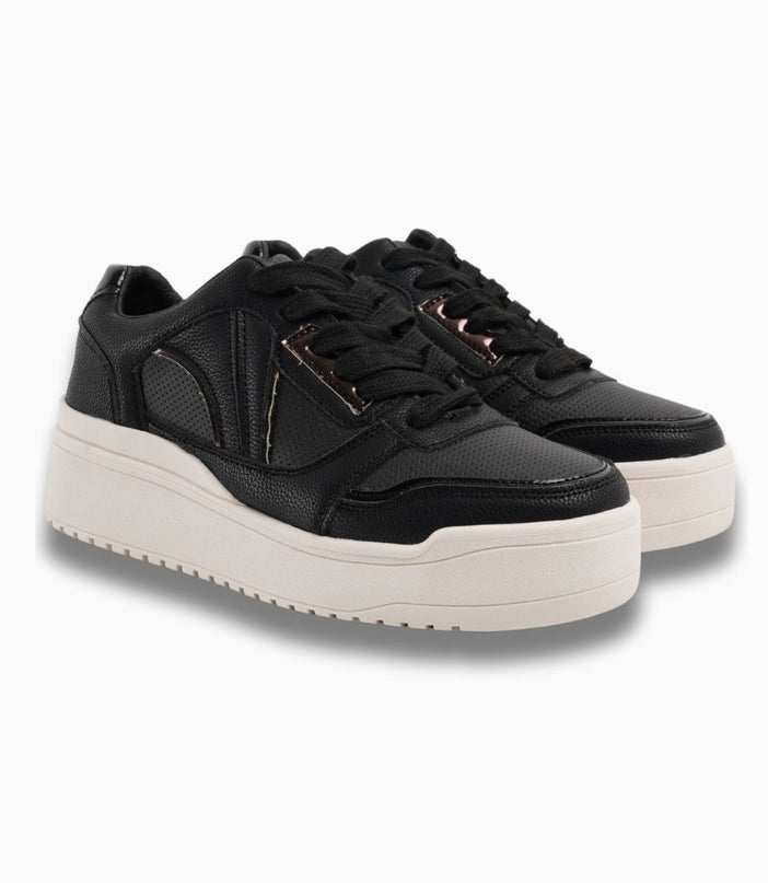 Tenis negros con detalles metálicos