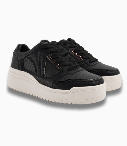 Tenis negros con detalles metálicos
