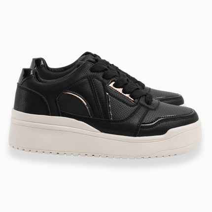 Tenis negros con detalles metálicos