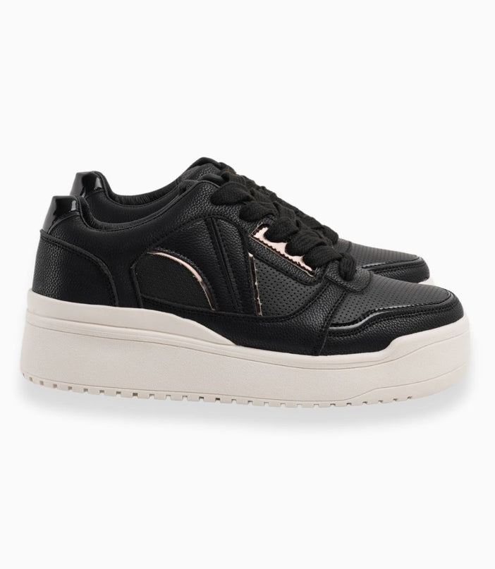 Tenis negros con detalles metálicos