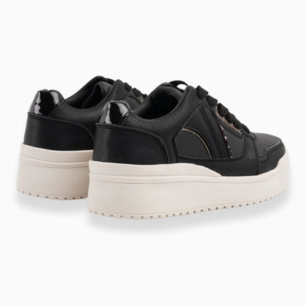 Tenis negros con detalles metálicos