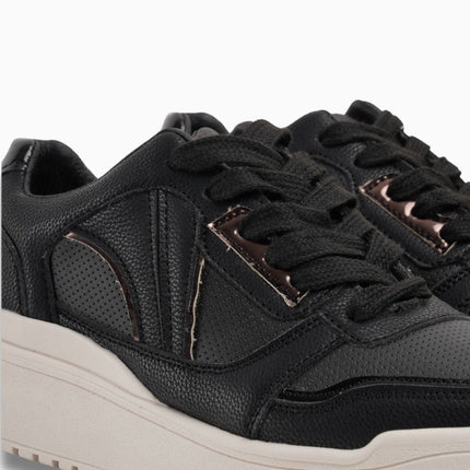Tenis negros con detalles metálicos
