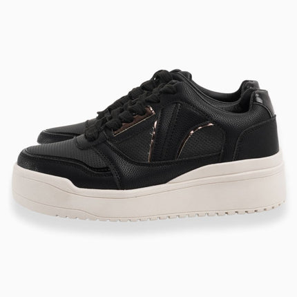 Tenis negros con detalles metálicos