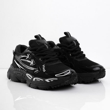 Tenis negros con líneas blancas