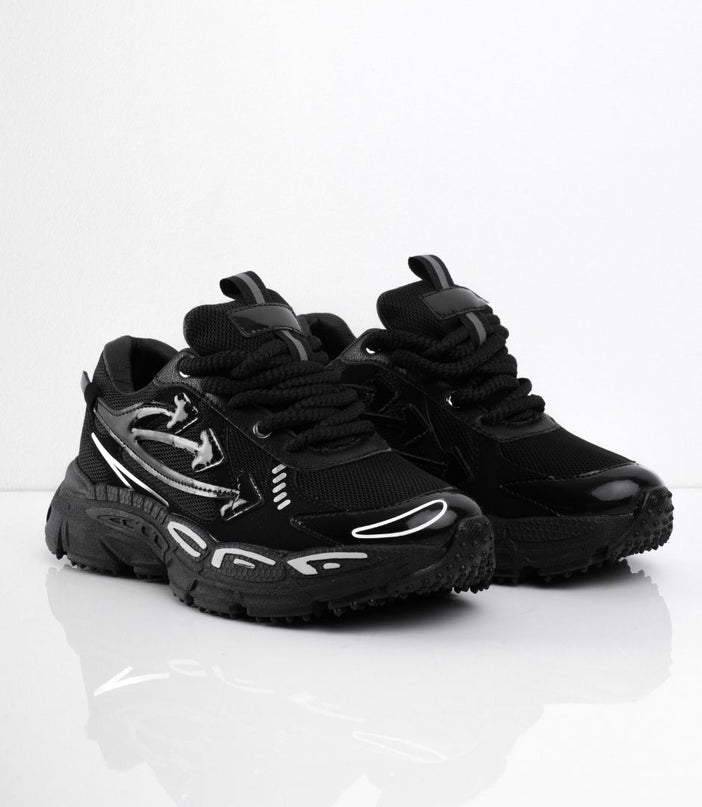 Tenis negros con líneas blancas