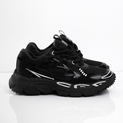 Tenis negros con líneas blancas