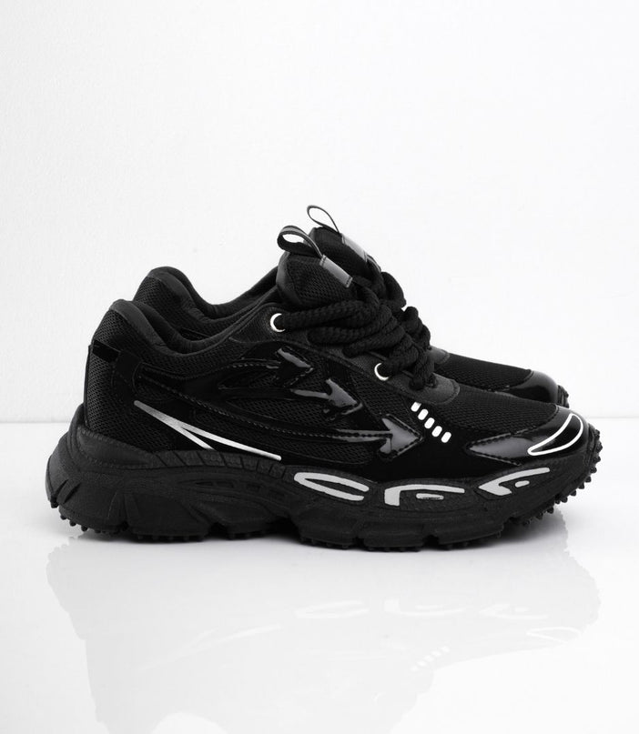 Tenis negros con líneas blancas