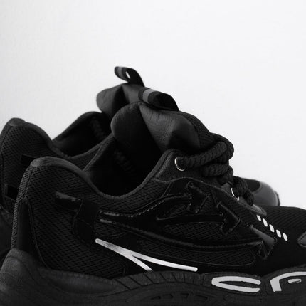 Tenis negros con líneas blancas