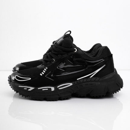 Tenis negros con líneas blancas
