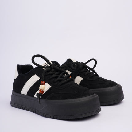 Tenis negros con líneas y plataforma