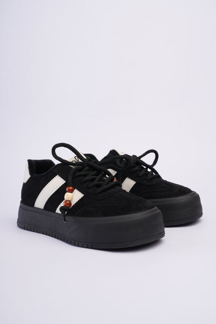 Tenis negros con líneas y plataforma