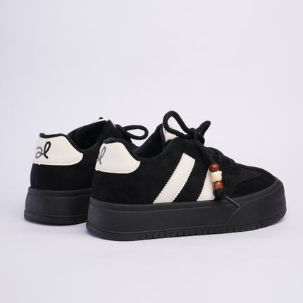 Tenis negros con líneas y plataforma