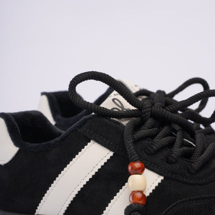 Tenis negros con líneas y plataforma