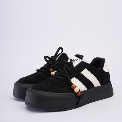 Tenis negros con líneas y plataforma