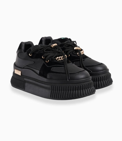 Tenis negros con plataforma y toques dorados