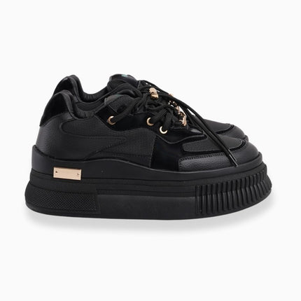 Tenis negros con plataforma y toques dorados