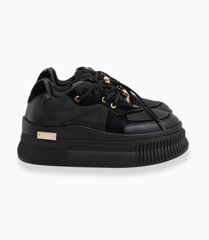 Tenis negros con plataforma y toques dorados