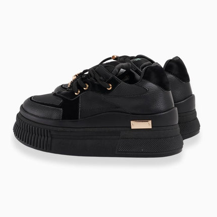 Tenis negros con plataforma y toques dorados