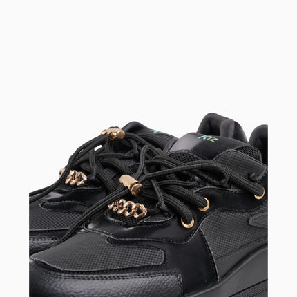 Tenis negros con plataforma y toques dorados