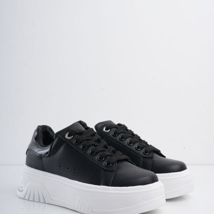 Tenis negros con suela blanca y plataforma