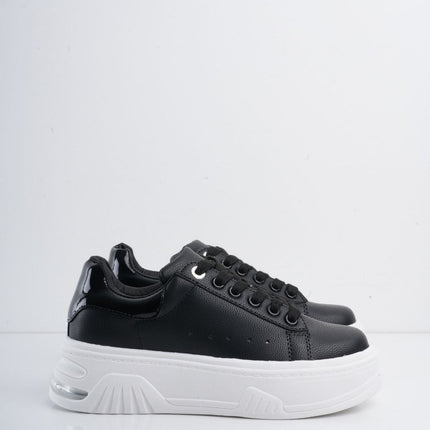 Tenis negros con suela blanca y plataforma