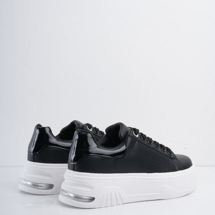 Tenis negros con suela blanca y plataforma