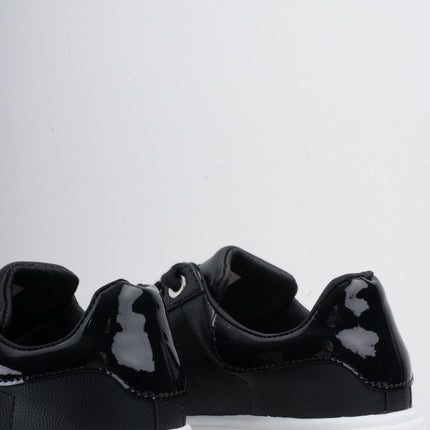 Tenis negros con suela blanca y plataforma